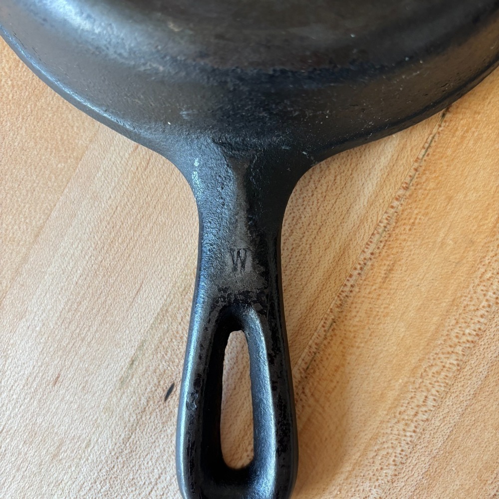 Vintage Unmarked Wagner 6 1/2" cast iron skillet double spouts - Picture 6 of 6